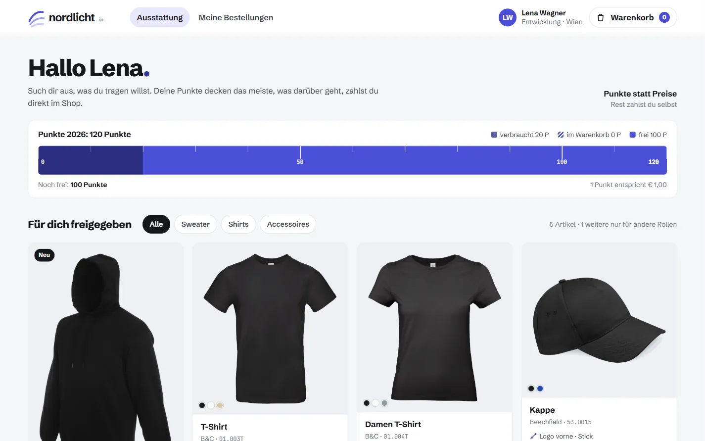 Klassischer Mitarbeiter-Shop (Beispiel mit fiktiver Firma): ruhiges Weiß, Punkte-Budget für 2026, freigegebene Sweater, Shirts und Kappen in Schwarz