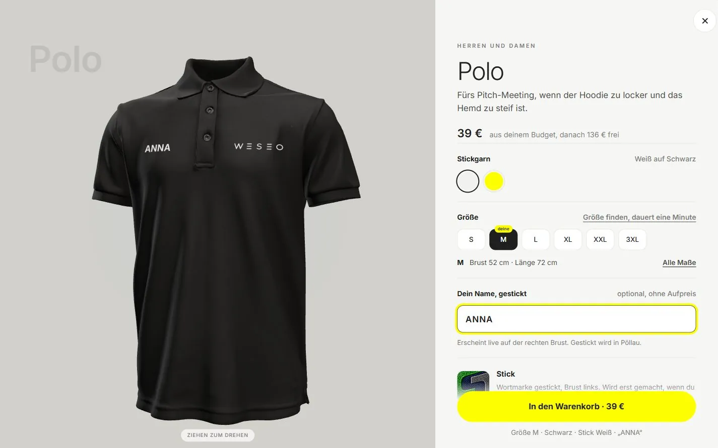 Brand Shop: schwarzes Polo, der eingetippte Name ANNA erscheint sofort gestickt auf der rechten Brust