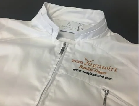 Weiße Kochjacke mit gesticktem Schriftzug Zum Jagawirt