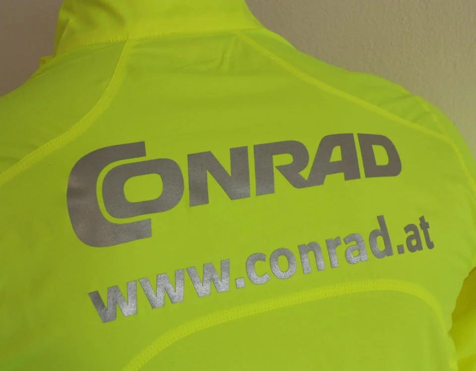 Neongelbe Laufjacke mit reflektierendem Aufdruck von Conrad am Rücken