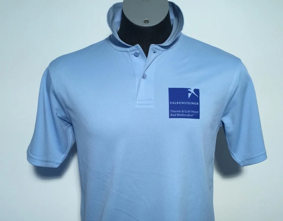 Hellblaues Funktionspolo mit Logodruck