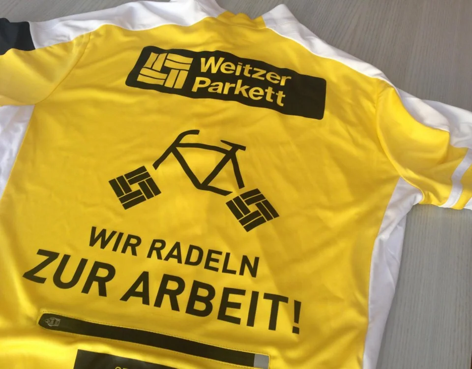 Gelbes Radtrikot mit Sponsorendruck