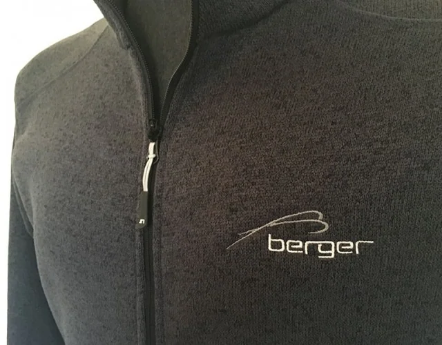 Graue Strickfleecejacke mit gesticktem Logo der Tischlerei Berger