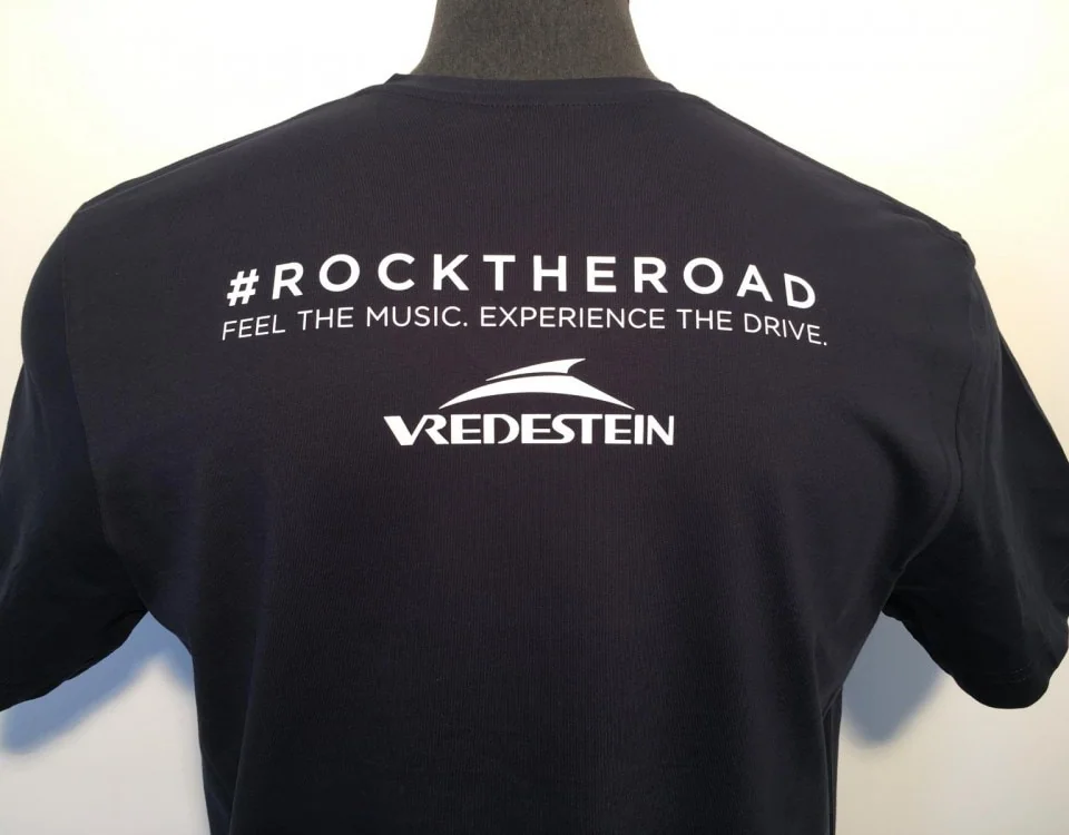 Dunkelblaues T-Shirt mit weißem Siebdruck auf dem Rücken