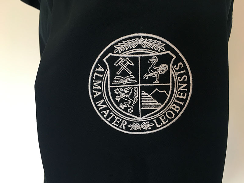 Bestickte Softshell-Jacke für Montanuniversität Leoben: Siegel-Stickerei am Ärmel