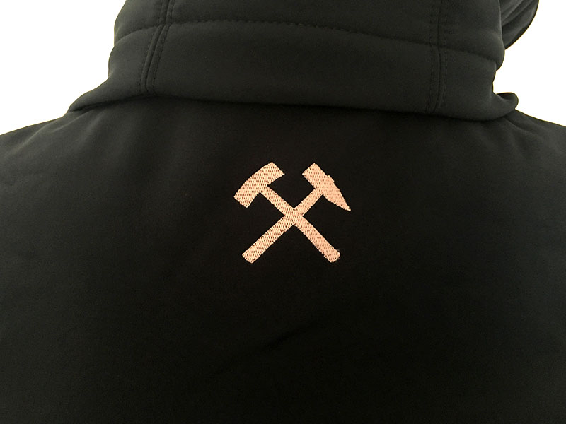 Bestickte Softshell-Jacke für Montanuniversität Leoben: Logo-Stickerei im Nacken